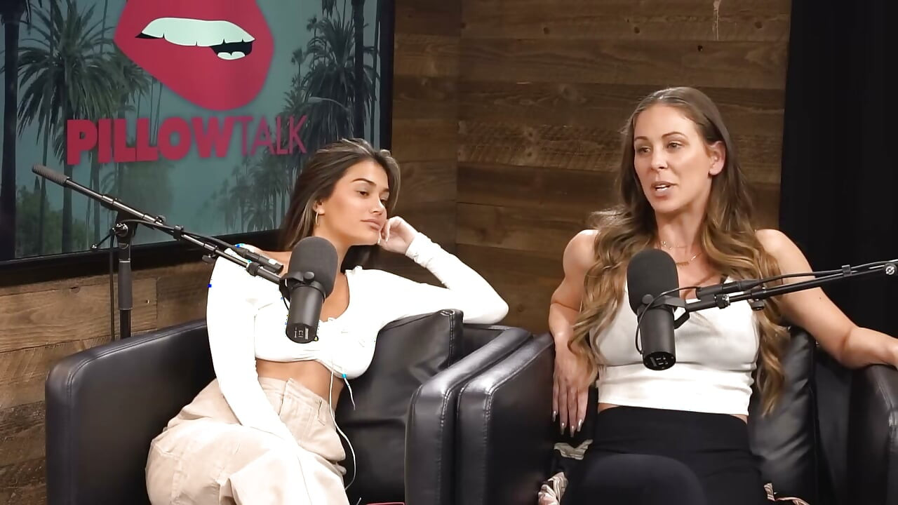 Cherie Deville tapaa Sara Rosen podcast-studiossa