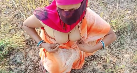 desi bhabhi khet me kam karte time chudai kiya