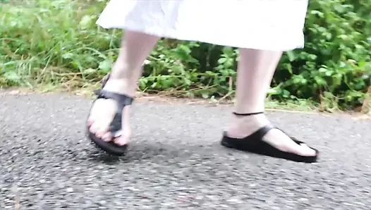 Sandal Birkenstock bersenang-senang di genangan air hujan