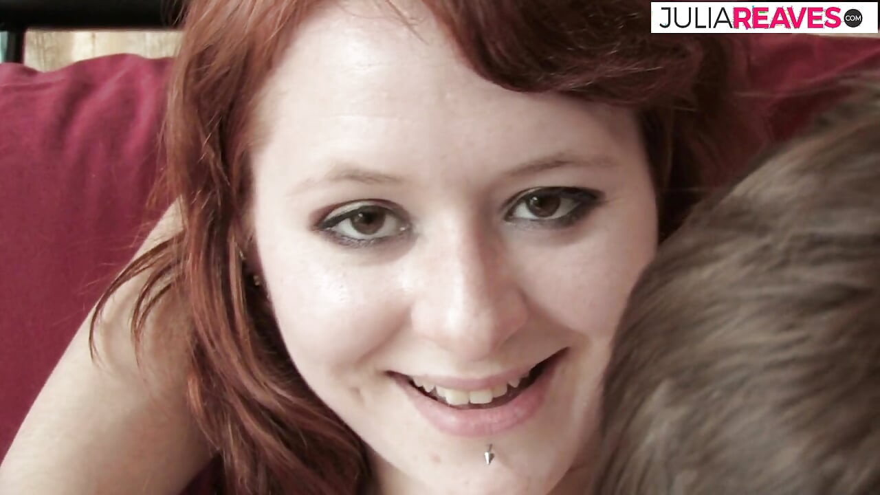 Het tjej gnuggar klitoris och suger sedan den enorma kuk som knullar henne till spermasprut