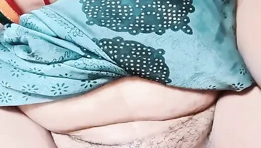 Hintli ev hanımı ateşli sıkı amcığını fışkırtıyor