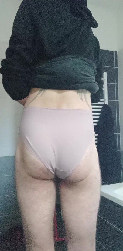 借りたパンティーを履いてる