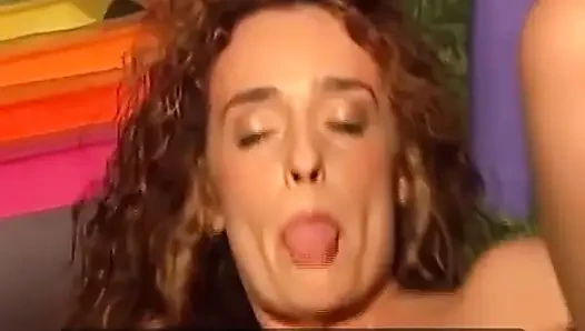 Büyük memeli Alman genç kız domalıyor ve sıkı amından sikiliyor