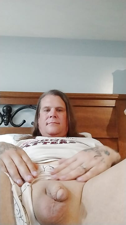 Time to invite you into my bedroom for a little close-up look at what I do when I'm all alone