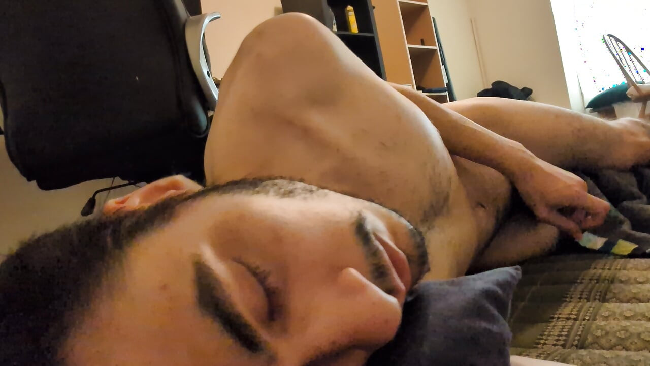 Correrme masturbándome de lado (gimiendo) con plug anal (sin carga).