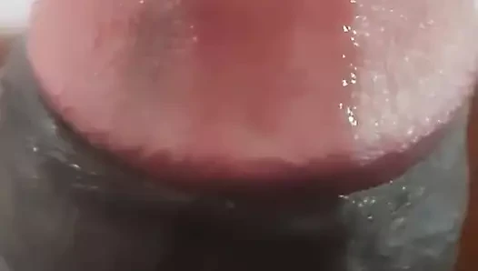 Bir kişi yatak odasında özel zaman geçiriyor.