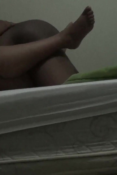 Orgasme bersama dengan isteri saya yang bertetek besar semasa membentangkan kakinya terbuka luas