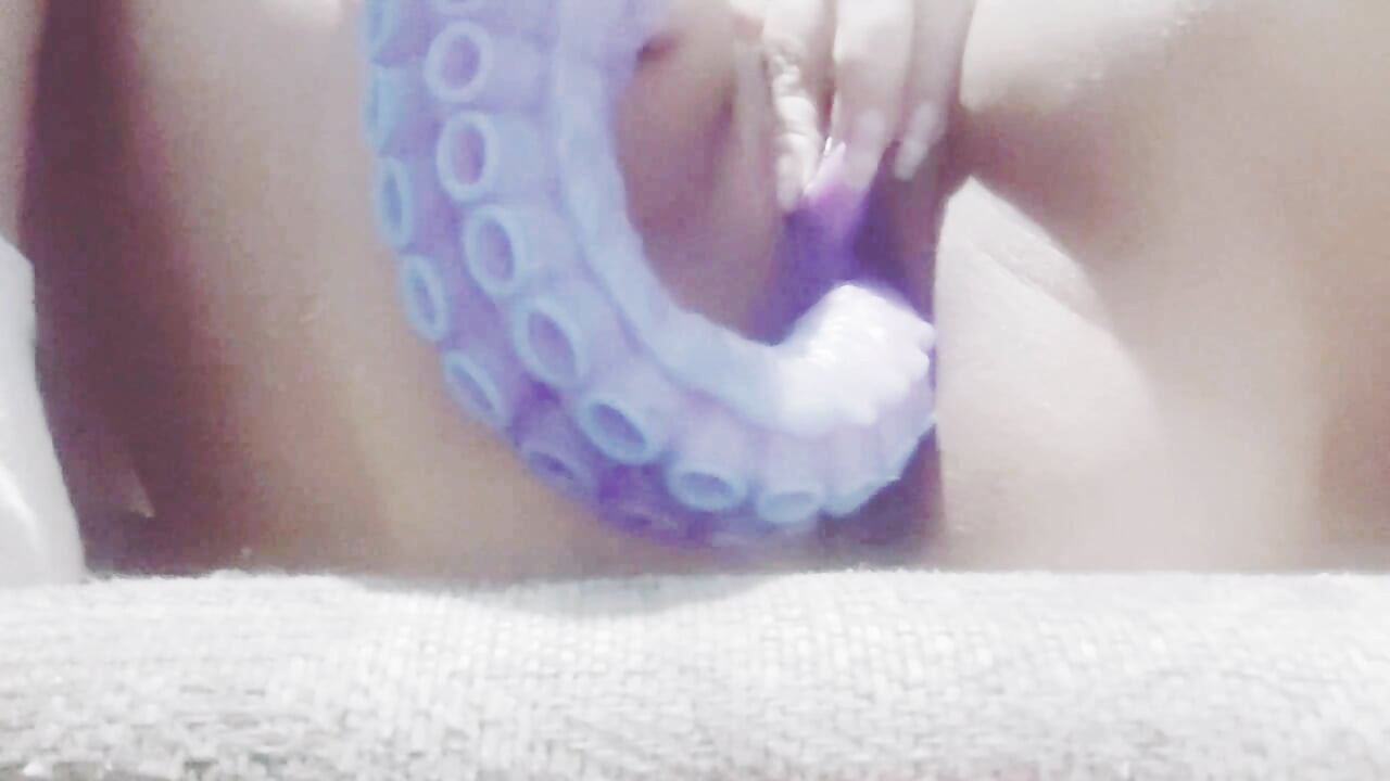 Hot Milf Uses Giant 50cm Dildo Part 2