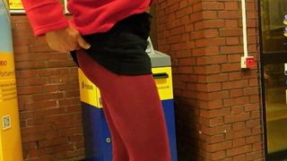 Minifalda negra pública, pantimedias rojas