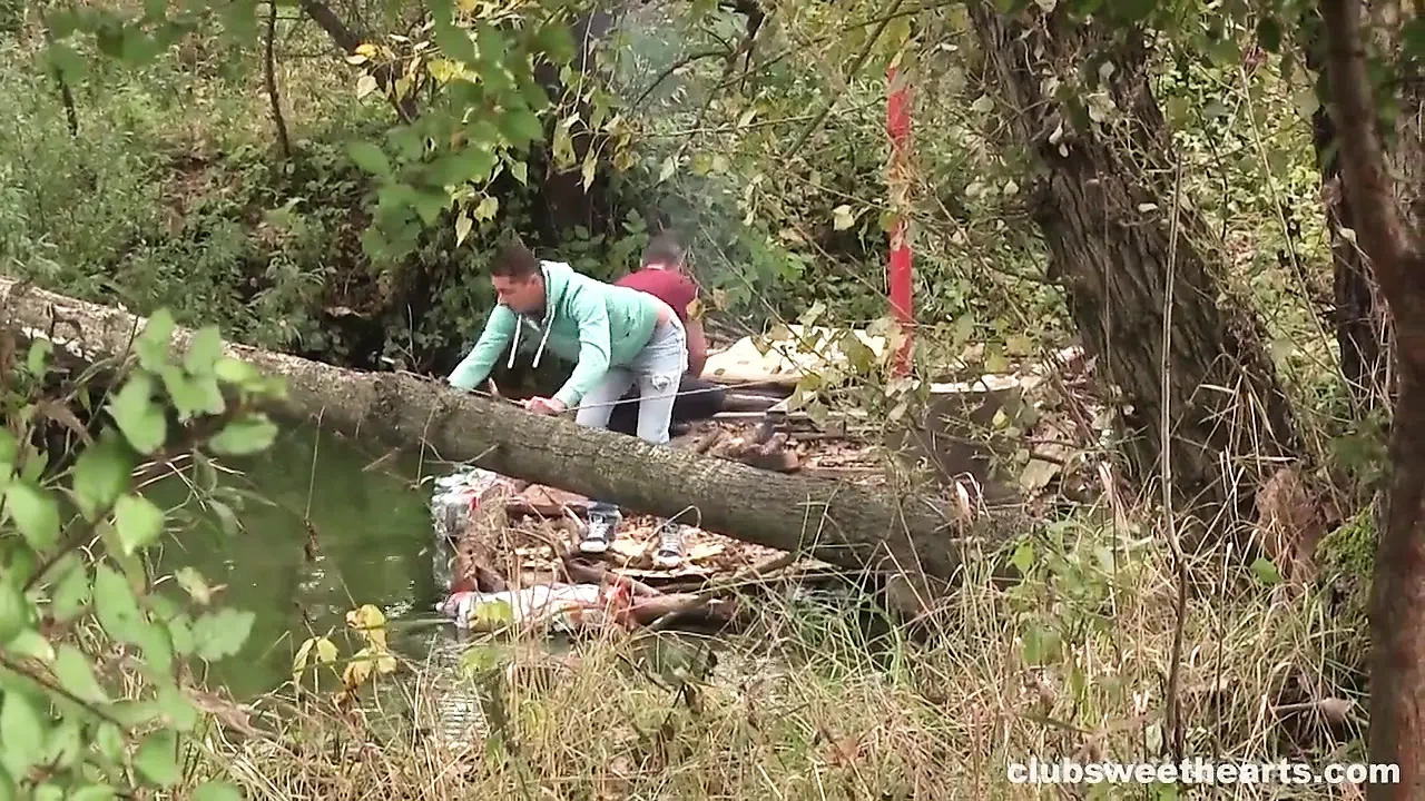 丰满少女在户外被吐口水