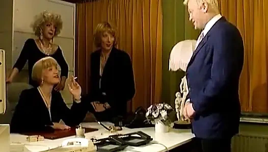 Sexy deutsche damen befriedigen einen alten typen im büro