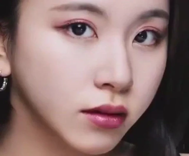 Chaeyoung's Bukkake-Ready Close-Up