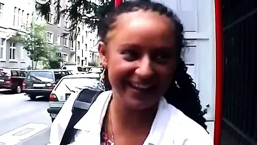 Брюнетка сосет член глубоко, затем жестко скачет