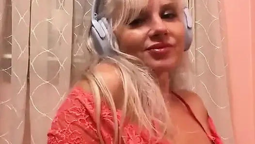 Соблазняя тебя мокрыми трусиками