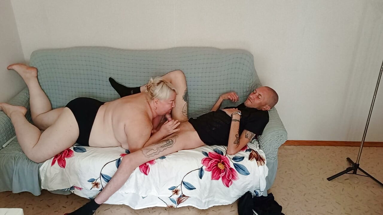 Stiefmoeder geeft een diepe en hoogwaardige pijpbeurt voor mijn cumshot