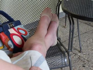 ナイロン靴下を履いたおばあちゃんの足