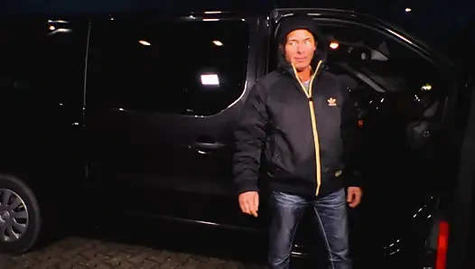 Milf genießt sex im auto mit wilder muschi lecken und ficken