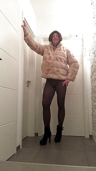 Nicki-Crossdress seksi crne najlonke, gola, visoke potpetice pokazuje svoje sise