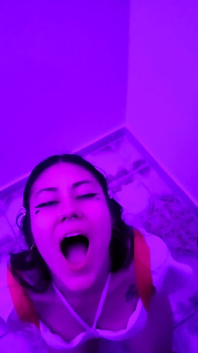 Bela estudante Dherlydoll me dá um delicioso boquete na garganta profunda e gozada desleixada na boca!