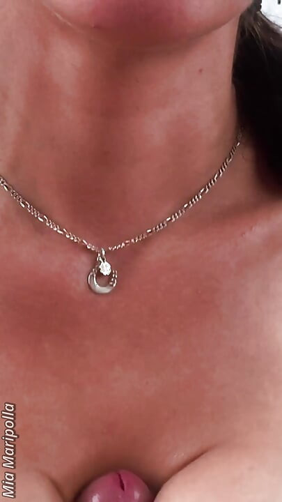 Πειράζοντας τον πούτσο για το μεγαλύτερο χύσιμο ανάμεσα στα βυζιά μου που είχα ποτέ