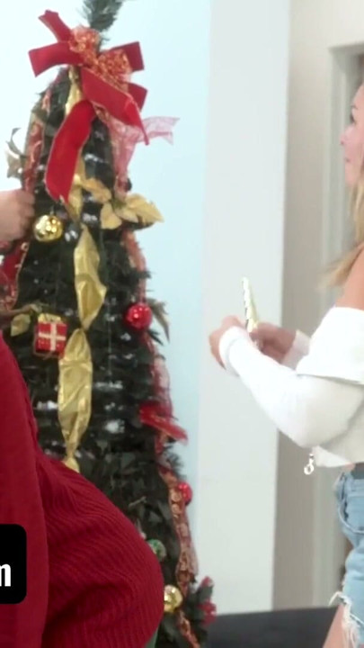 Hijab-Teen feiert ihre erste amerikanische Weihnacht mit einem tabuisierten Familien-Dreier – TeamSkeet | Clip 1