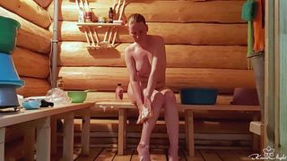 Frau wäscht sich in einem Bad und masturbiert Muschi
