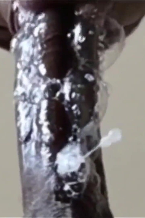 그녀는 견과류를 먹는 동안 시오후키 자지를 계속 빠는다! 그녀의 입에!!