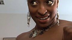 Une superbe femme noire suce une bite bien dure