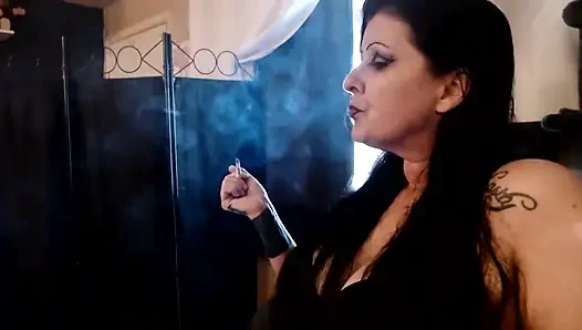 Gece gotik kız sigara molası