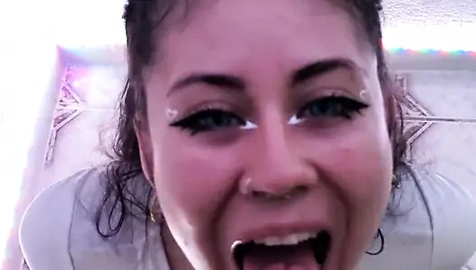 Колумбийская милашка заставляет меня кончить на ее маленькие сиськи, она обожает мою сперму!