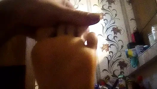 Üvey kız kardeşim bana ayakla mastürbasyon teklif etti