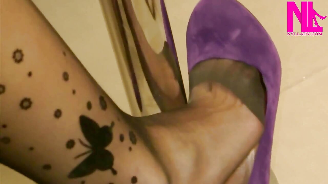 Cewek sange ini lagi asik muasin memeknya pakai violet dengan stoking tembus pandang dan stoking tembus pandang