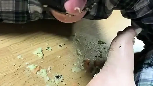 Он ест благодаря моим ногам...