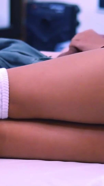 "그녀의 집에서 피자 배달원의 자지를 요구하는 대담한 이웃"의 매혹적인 순간