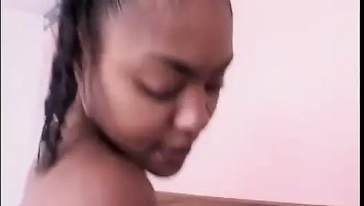 Honey skin ebenholz mit einer haarigen muschi lutscht und fickt weiße stange