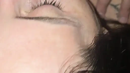 Orta yaşlı seksi kadın büyük bir yüze boşalmadan önce kendini parmaklıyor