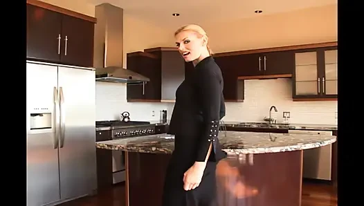 Sürtük yüksek sesle inliyor