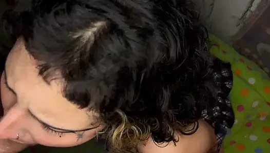 Güzel Kolombiyalı gotik kadın üvey erkek kardeşinin sütünü alıyor