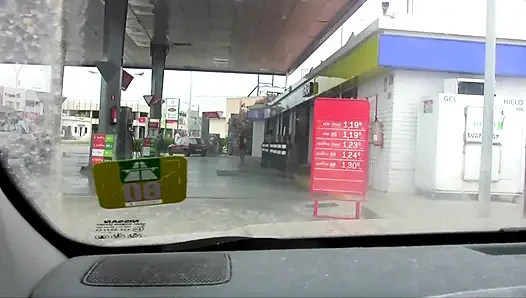 Büyük götlü genç kaltak açık havada plaj sikişi için alınıyor