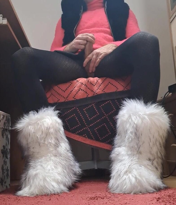 Orgasm in fur boots