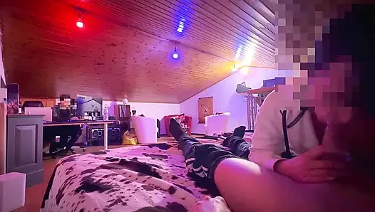 Temanku ngentot kontolku selama 13 menit, dan aku crot berkali-kali sambil ditonton teman sekamar - pov finish yang eksplosif