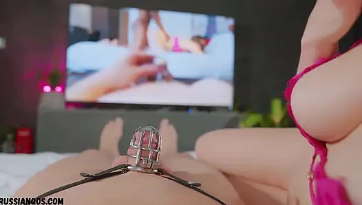 Cuckold in keuschheit beobachtet, wie seine frau gefickt wird