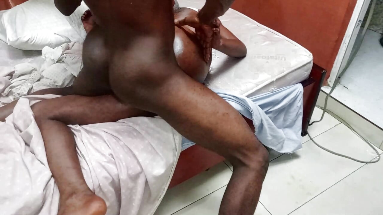 Üvey kız kardeş sikişiyor