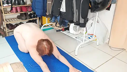 Dia pulang lebih awal dari bekerja. Aku kepergok bugil.