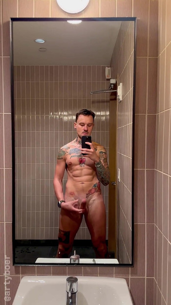 ジムのトイレでオナニーをしてください。