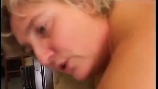 Nenek nakal yang lagi sange ini suka banget di-doggy gaya doggy sampai matanya merem melek