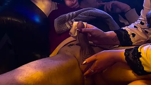Cewek Sange Ini Lagi Asik Ngocok Kontol Sampai Muncrat