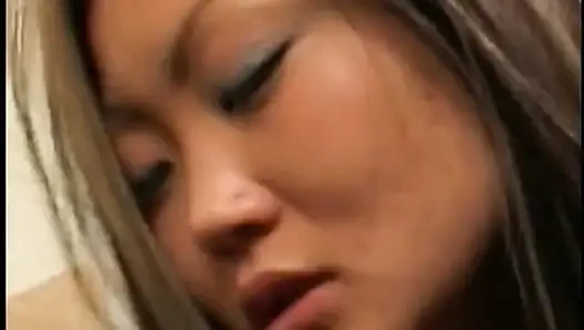 Pelacur Asia memohong untuk disetubuhi dengan kontol besar di memek sempit