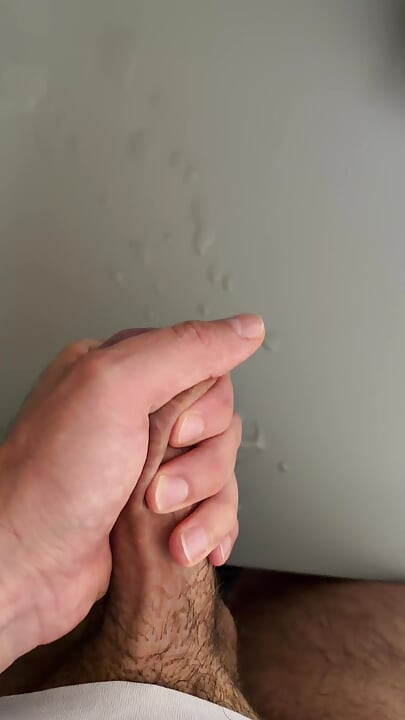 Cumming ciężko podczas oglądania porno