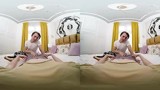 Erkek arkadaşın en sevdiğin dildoları oynaması için getiriyor - vr
